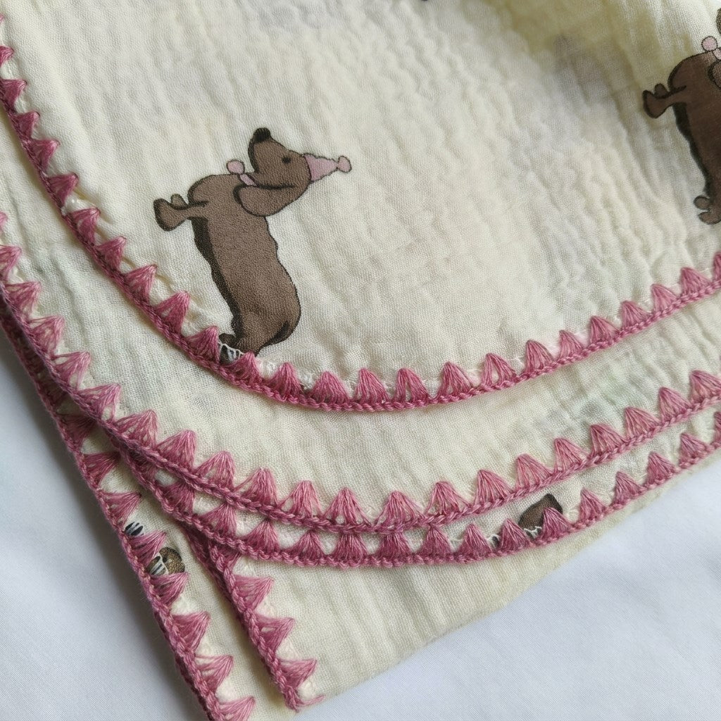 Pink and burgundy scalloped border detail on Cloud cotton muslin blanket Pudding — MonBebe Singapore