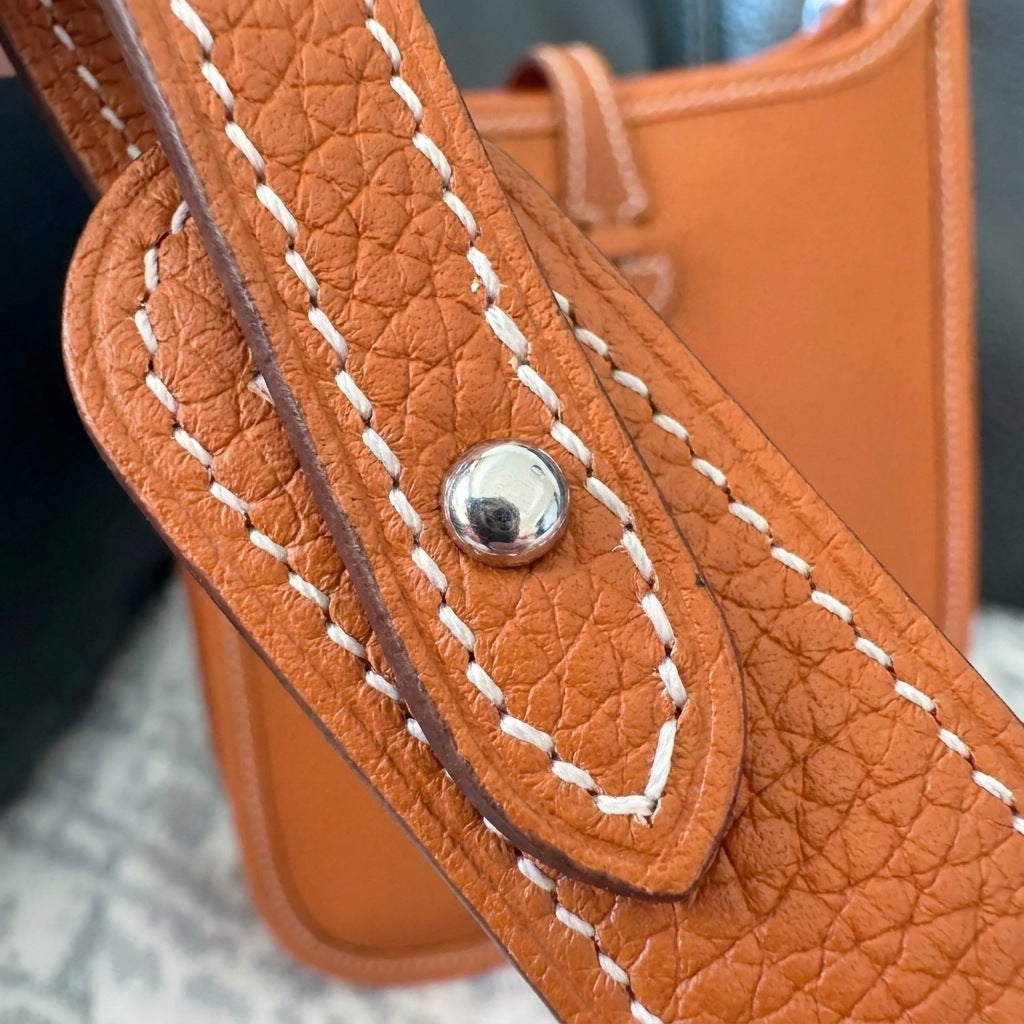 Close-up of Margo leather strap silver hardware clip and buckle – MonBebe