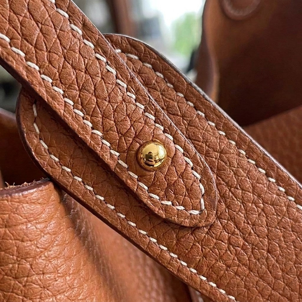Close-up of Wren leather strap gold hardware clip and buckle – MonBebe