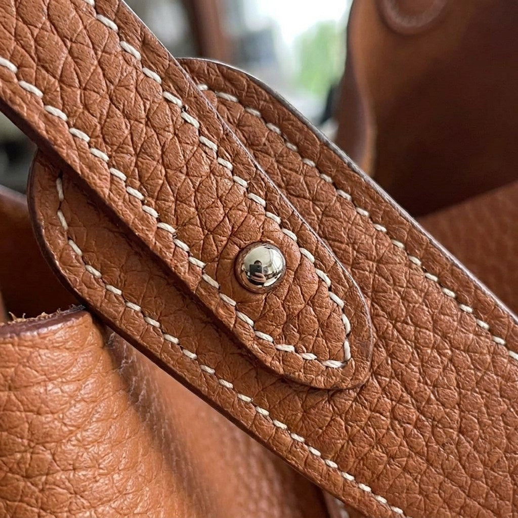Close-up of Wren leather strap silver hardware clip and buckle – MonBebe